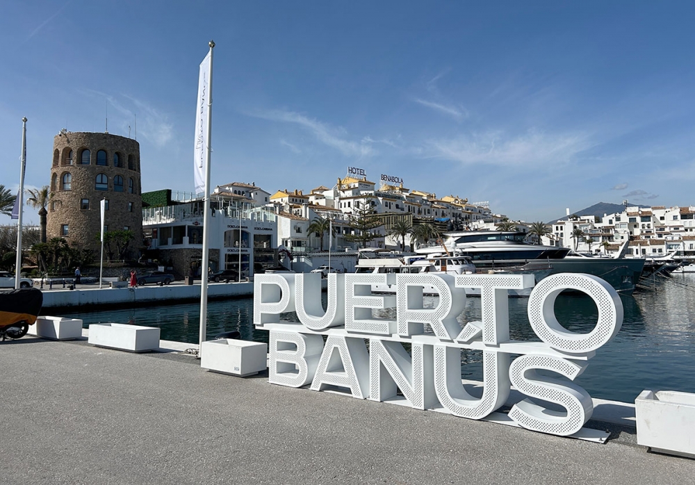 En våldsam skottlossning i mars förra året i ett café i Puerto Banús uppges spegla den nya typen av gängkriminalitet på Costa del Sol.