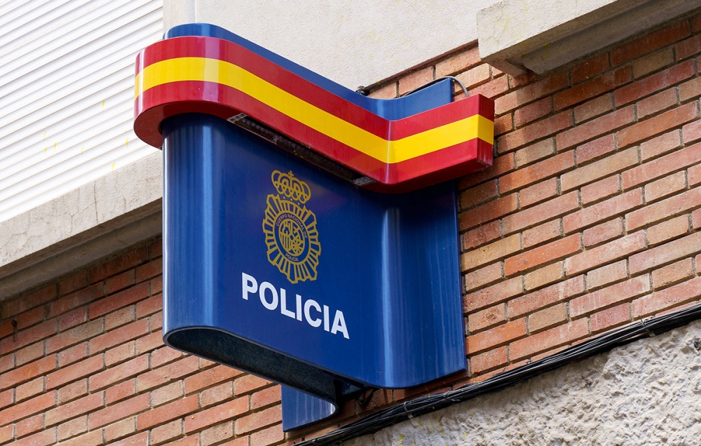 Vid genomsökning av bilen fann polisen bland annat två pistoler, varav en med ljuddämpare.
