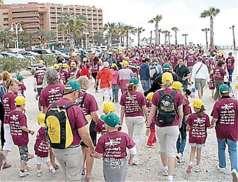 De flesta av deltagarna gick fem kilometer, längs strandpromenaden.
