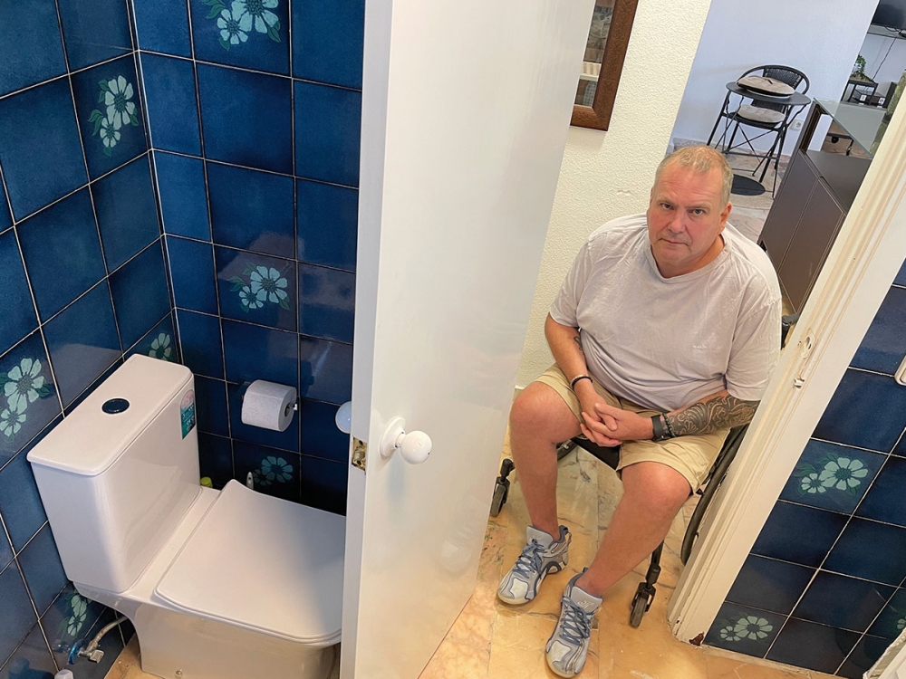 På Booking annonserades lägenheten i Fuengirola som handikappanpassad, men Fredrik Andersson har inte kunnat ta sig in i badrummet och tvingats utföra sina behov i en spann.
