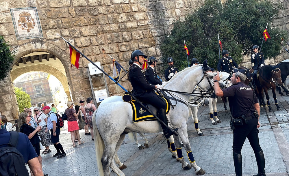 Ridande poliser från Policía Nacional paraderar utanför Alcázar de Sevilla.
