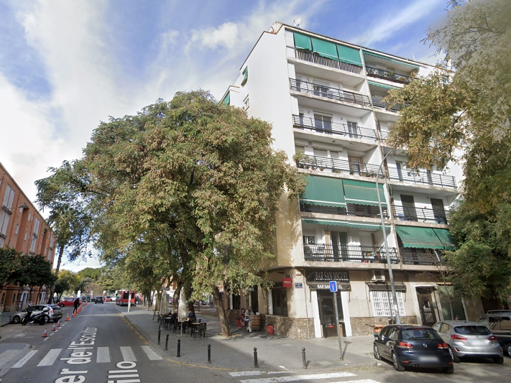 När detta foto togs av Google Maps låg Antonio Famoso död i hörnlägenheten högst upp sedan mer än tio år.