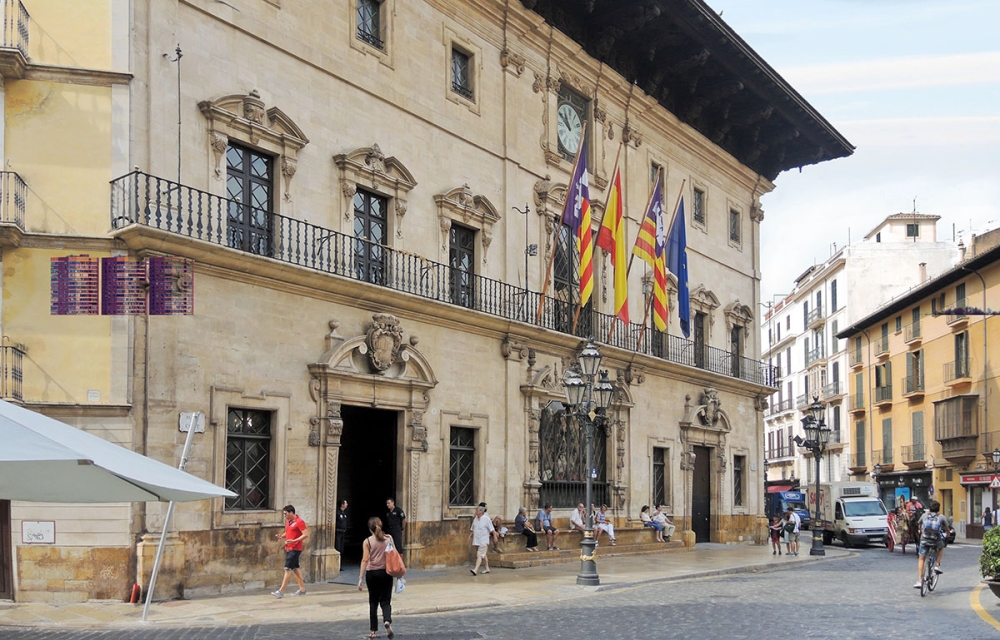 Palma stad vill stoppa turistbostäder i nya former och samtidigt begränsa utbudet av billiga logialternativ och partybåtar i centrala lägen.