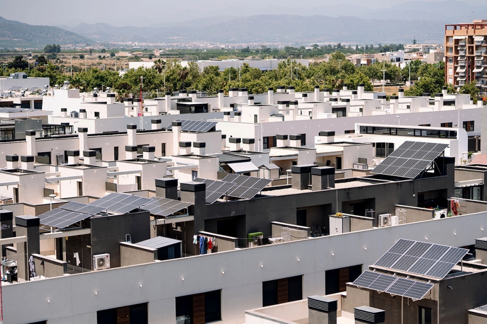 Nya statliga stödprogram riktar in sig på kollektiva solenergisystem med batterilagring, ofta i kommunala byggnader, för att även hushåll med låga inkomster ska få del av den förnybara elproduktionen.