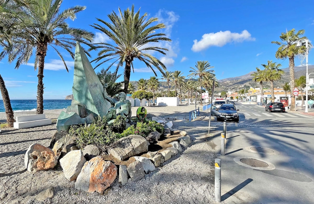 Vid strandpromenaden i La Herradura finns ett monument till minne av tragedin 1562.