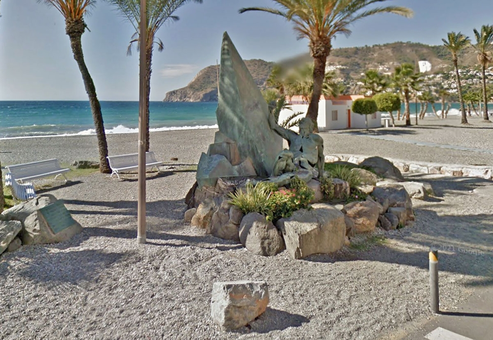 Vid strandpromenaden i La Herradura finns ett monument till minne av tragedin 1562. Foto: Google Maps