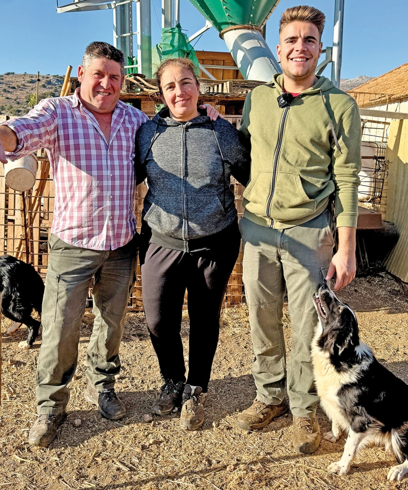 Manuels föräldrar Juan och Paqui har inte pressat sin son att bli herde, då de menar att det är ett krävande yrke.