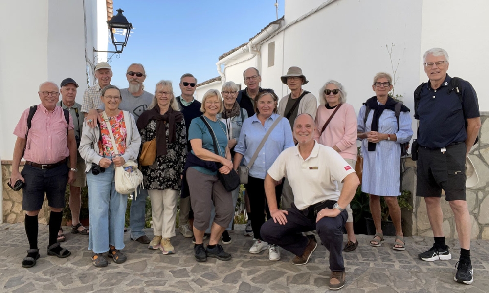 Efter en vecka i monumentala st&auml;der, omgivna av turistgrupper fr&aring;n alla m&ouml;jliga l&auml;nder, &auml;r det en fr&ouml;jd f&ouml;r rundreseg&auml;sterna att bes&ouml;ka en av de sm&aring; vita byarna i C&aacute;dizbergen.