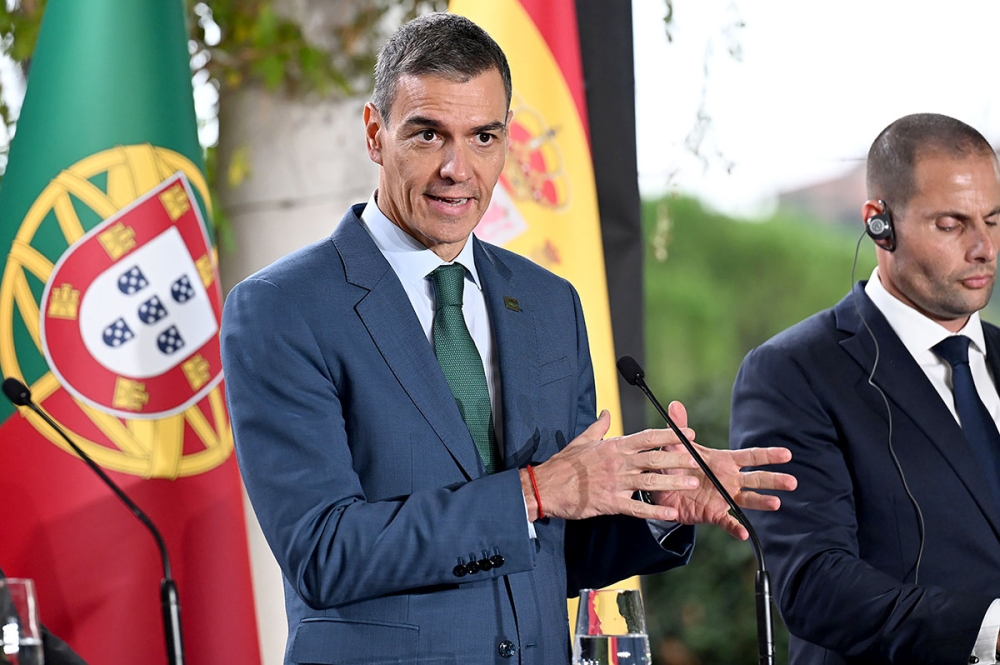Spaniens regeringschef vill att EU agerar mot köp av bostäder för turism och spekulation och efterlyser ett gemensamt regelverk för att motverka stigande priser i Europas storstäder.