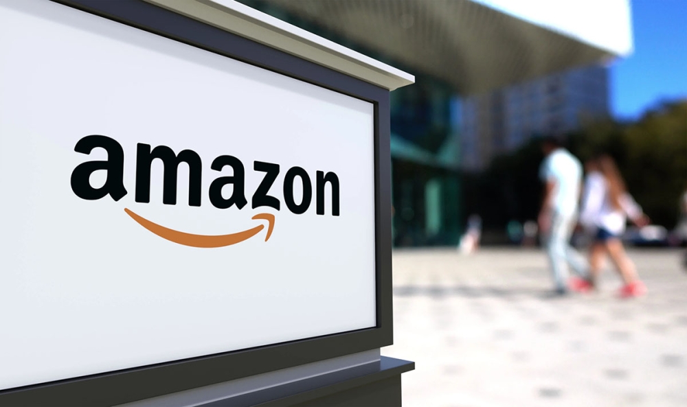 Amazon planerar att säga upp omkring fyra procent av sin spanska kontorspersonal, samtidigt som företaget rapporterar rekordvinst och aktiekursen når nya toppnivåer.