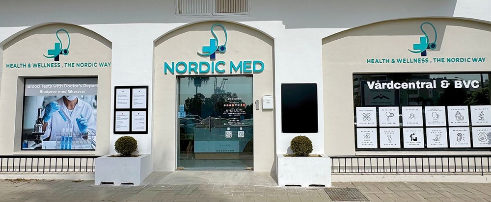 Den nya svenska vårdcentralen ligger i La Campana, i Nueva Andalucía. Kliniken har bland annat en barnavårdscentral som gör att nyblivna föräldrar slipper resa till Sverige för sina kontroller.