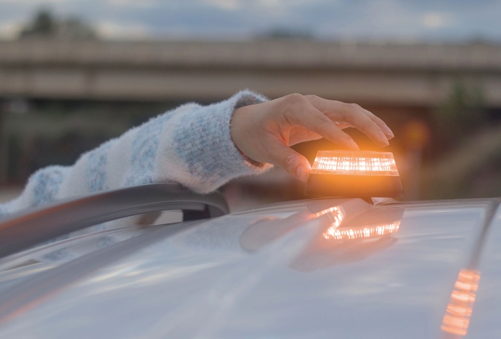 Den nya V16-lampan blir ett obligatoriskt säkerhetskrav i spanska bilar från januari 2026, och måste kunna skicka realtidspositioner till myndigheterna utan att föraren lämnar fordonet.