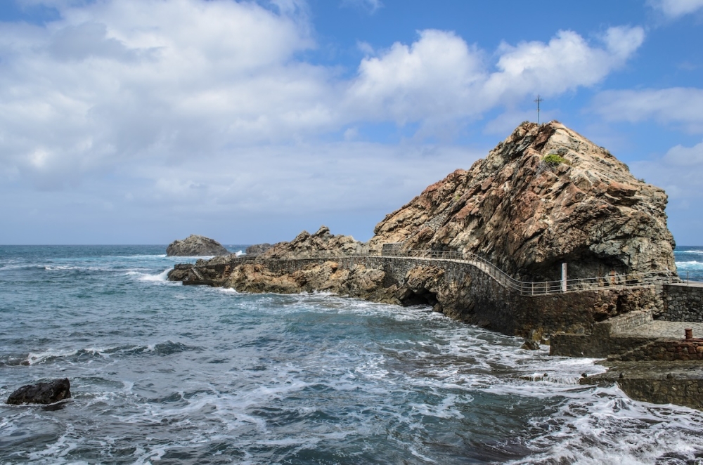Starka vågor överraskade badgäster och promenerande på olika platser runt Tenerifes kust när det rådde varsel om farliga kustfenomen. (Arkivbild)
