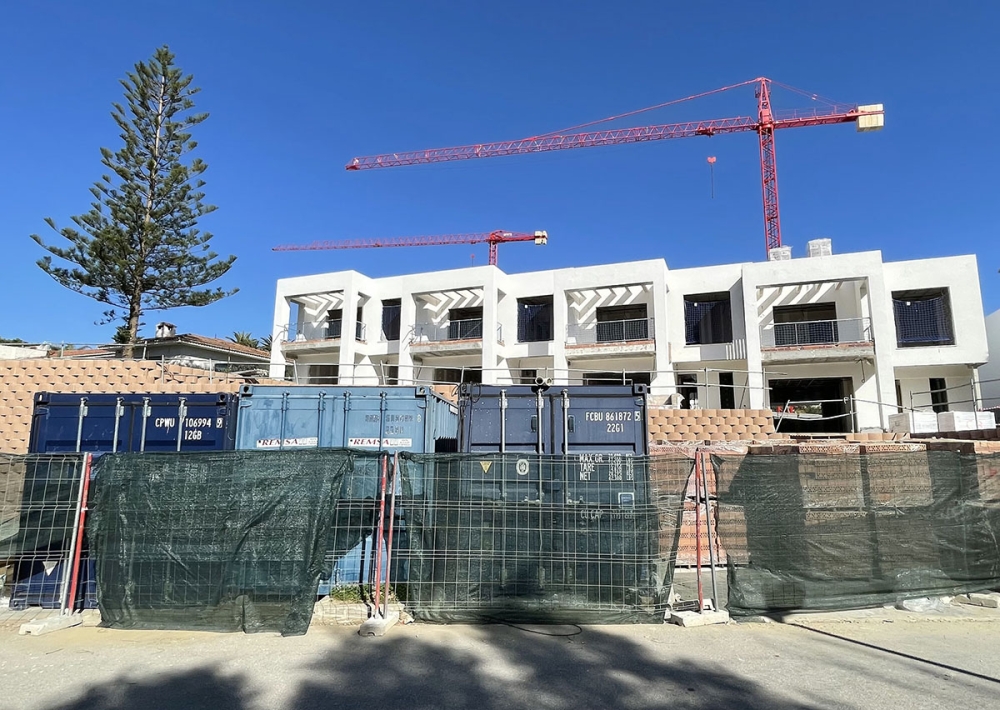 Trots ökat byggande färdigställs få bostäder, vilket spär på bostadsbristen och pressar upp priserna.