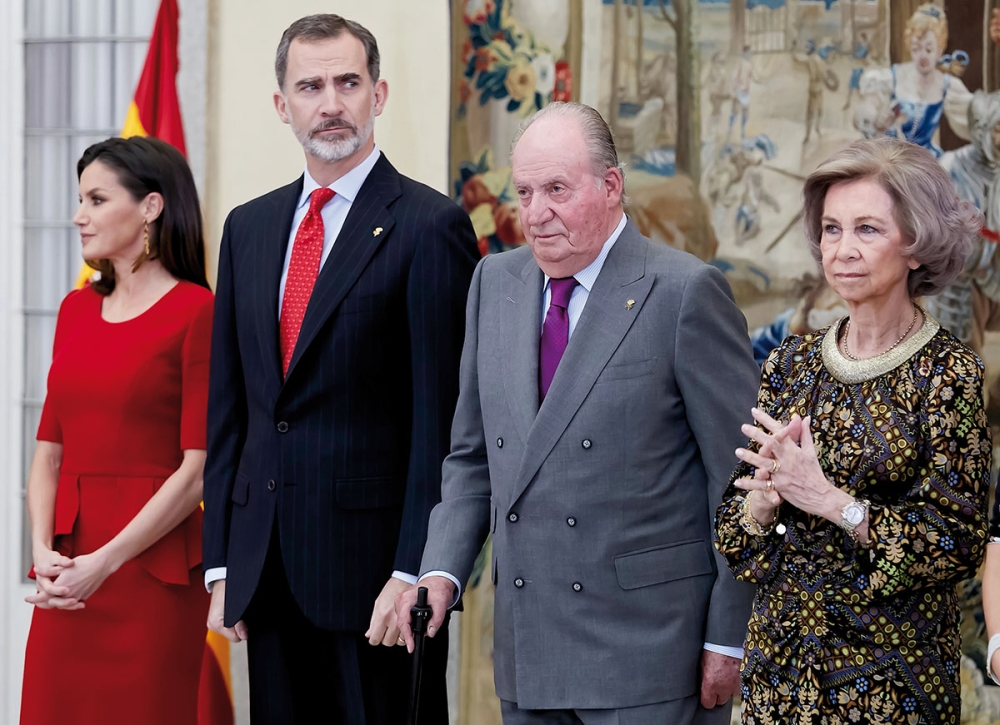 Relationen mellan Juan Carlos och övriga kungafamiljen har varit spänd sedan länge och han klandrar både sin son Felipe VI – och framför allt drottning Letizia – för sin isolering.