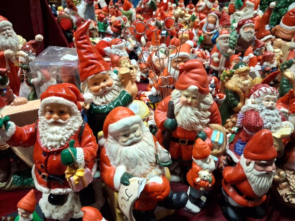 I andrahandsbutikerna finns tusentals tomtar som söker nytt hem.