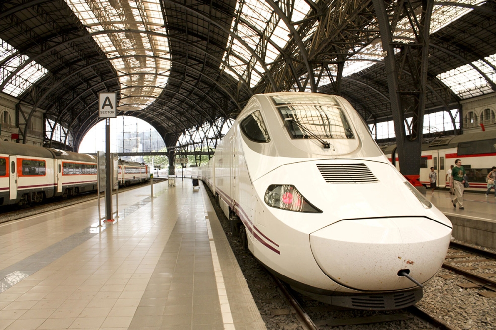 Spanien vill bli först i Europa med att införa höghastighetståg i reguljär trafik som kommer upp i 350 kilometer i timmen.