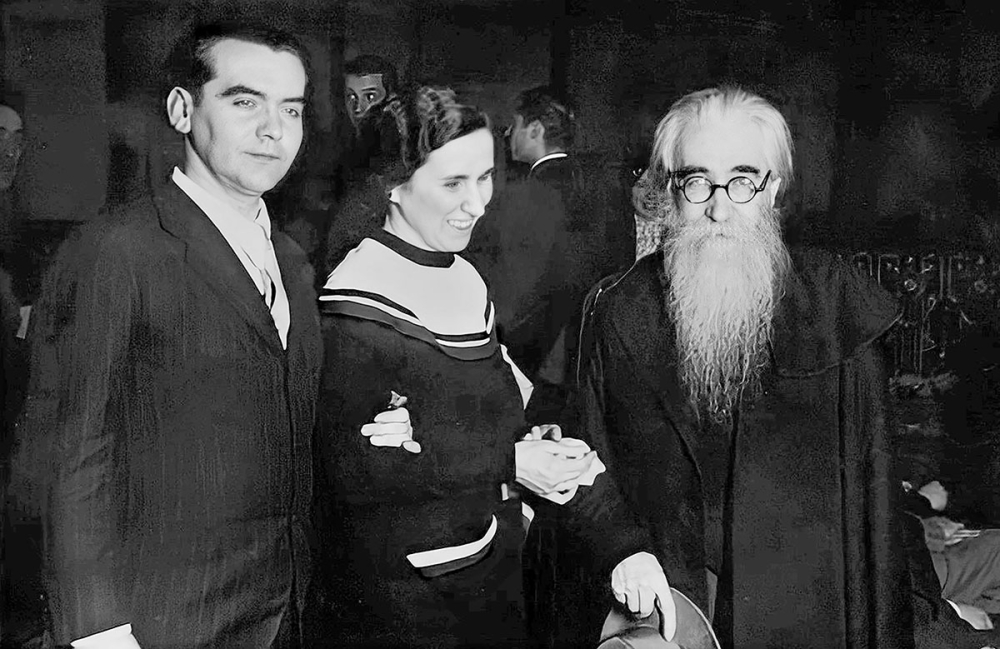 Fotografi taget två år före avrättningen av Lorca, där poeten syns till vänster, tillsammans med dramatikern Pura Maórtua de Ucelay och författaren Ramón del Valle-Inclán.