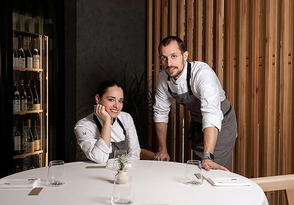 Cristina Cánovas och Diego Aguilar tar emot sin första Michelinstjärna för restaurangen Palodú under galan i Málaga, en av totalt 30 nya utmärkelser i årets spanska guide. Foto: Palodú