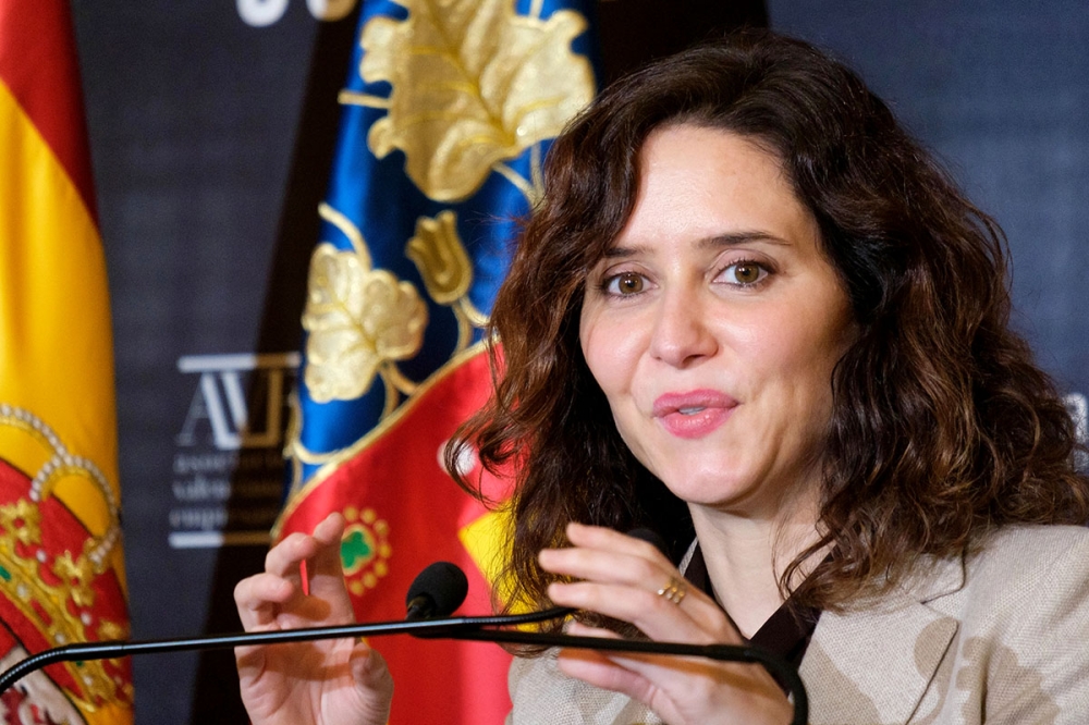 Regionpresidenten i Madrid Isabel Díaz Ayuso har gjort ”hyperbol” till sitt signum.