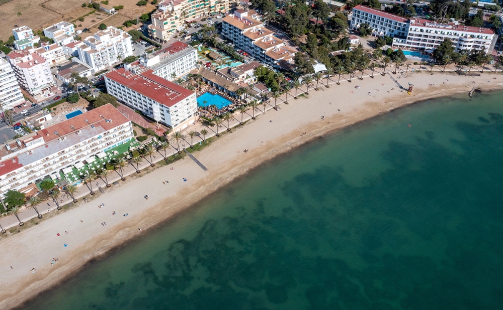 Partyt marknadsfördes med fotografier på droger och lockade cirka 150 gäster till en fastigheten i Sant Antoni de Portmany.
