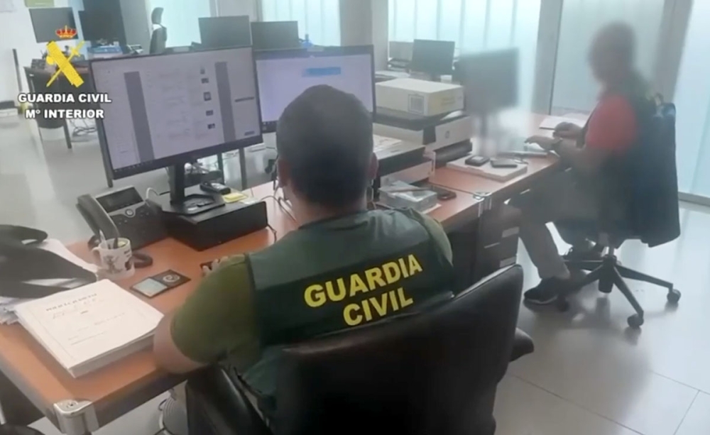 Nätgrooming är ett växande problem där förövare utnyttjar digitala plattformar för att manipulera och utnyttja unga offer sexuellt. Foto: Guardia Civil