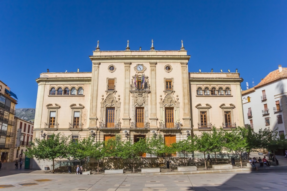Tre tysta minuter har hållits utanför rådhuset för att hedra minnet av de två unga flickorna vars död skakat lokalsamhället.