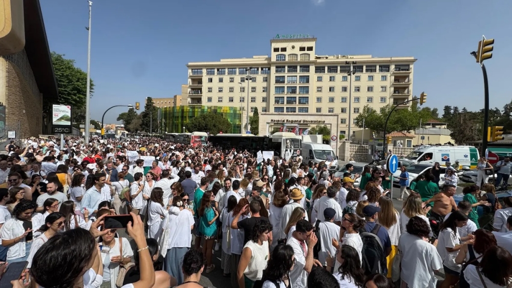 Demonstranter i Málaga protesterar mot 24-timmars jourpass och kräver ett eget kollektivavtal som speglar deras utbildningsnivå. Foto: Sindicato Médico Málaga