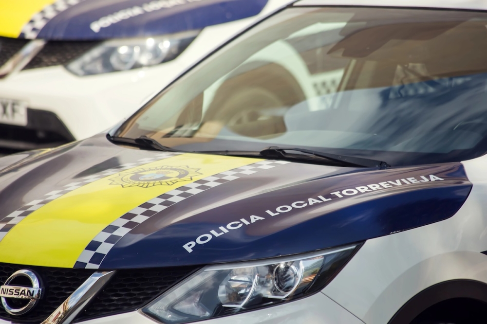 Polisen beslagtog utrustning för 25 olika telefonlinjer som paret använt för att lura bostadssökande över hela Spanien.