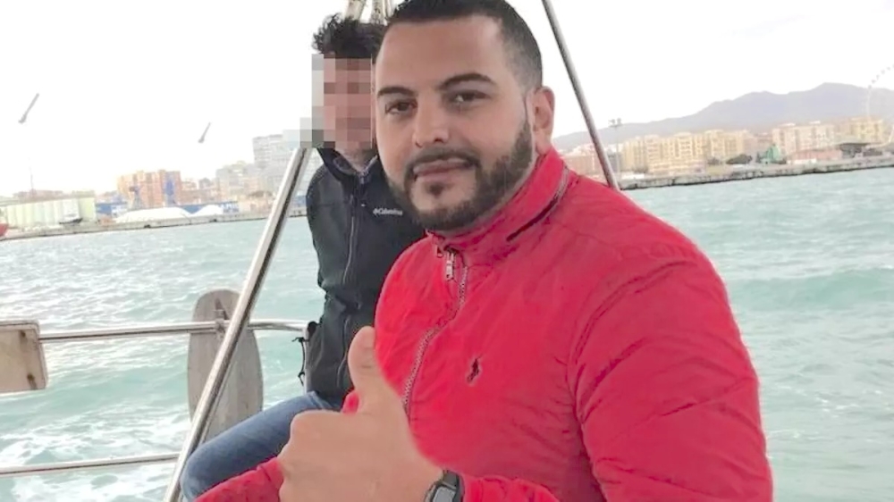 Demonstranter har samlats utanför butiken i Torremolinos för att kräva rättvisa och protestera mot vad de anser vara övervåld från polisens sida. (Foto delat av anhöriga)