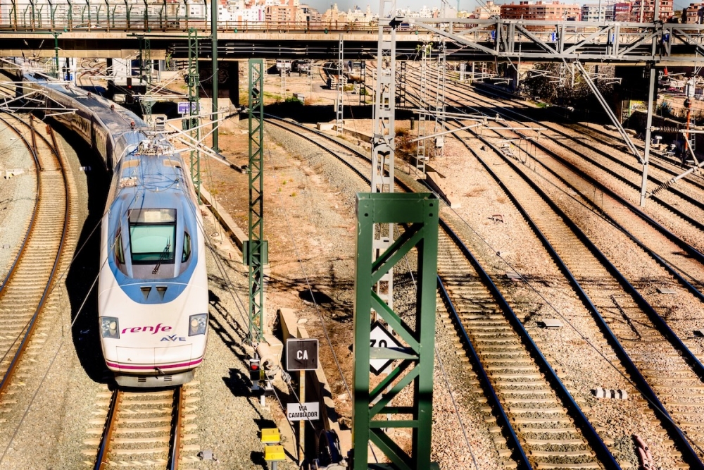 Det nya månadskortet ska kosta 30 euro för unga under 26 år men gäller inledningsvis inte på tunnelbanor eller lokala bussar som styrs av regionerna.