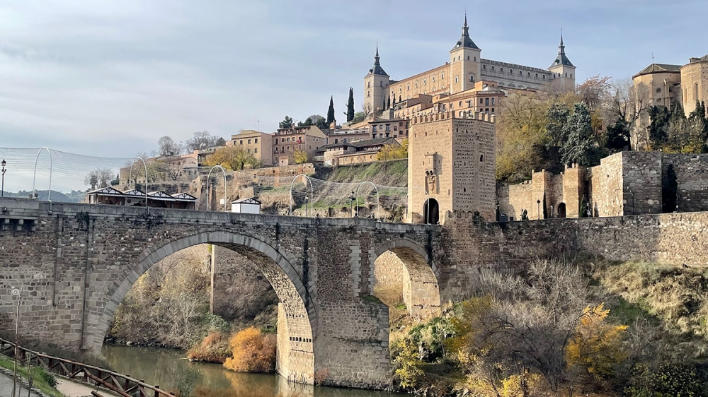 Magisk vy av Toledo med
sin Alcázar och Puente de Azarquiel, över floden Tajo.