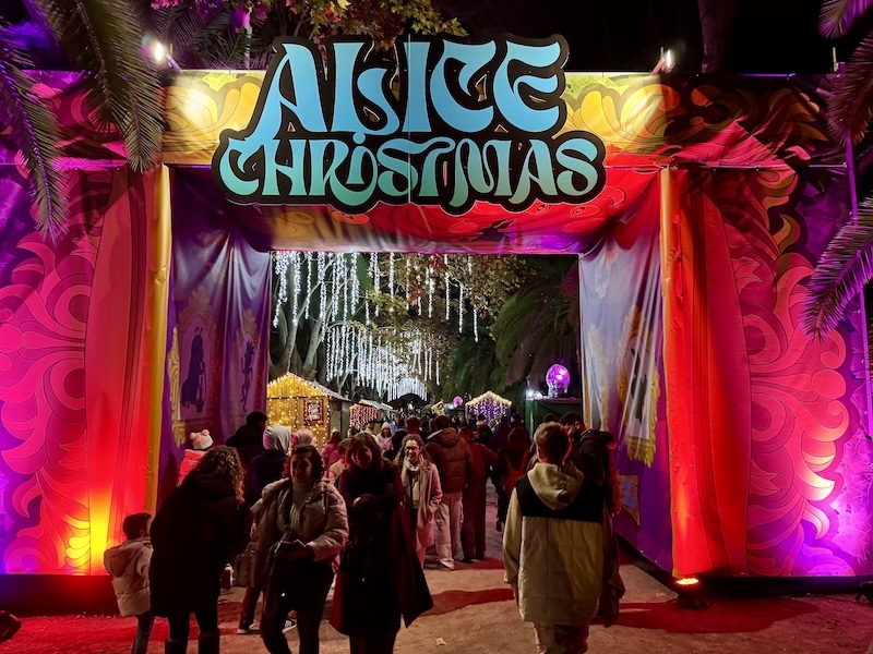 Temat på årets julbelysning i La Concepción i Málaga är Alice i Underlandet.