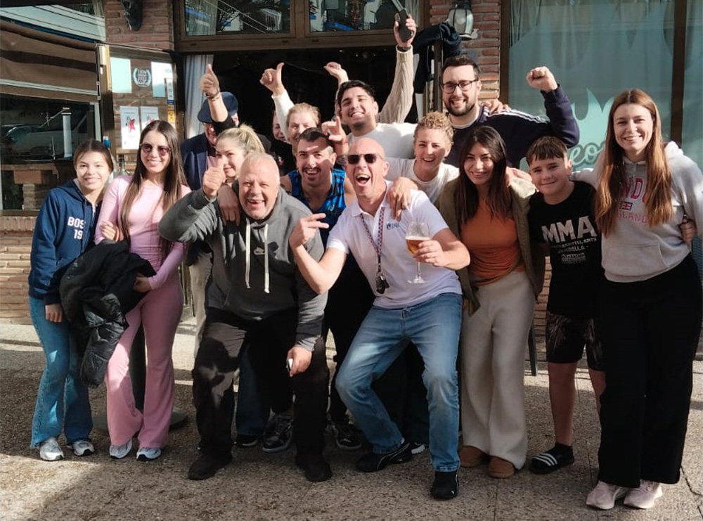 &Auml;garen Jos&eacute; Charro hade k&ouml;pt med sig 300 vinstlotter fr&aring;n sin hemstad i norra Spanien och s&aring;lt dem vidare till g&auml;sterna p&aring; sin restaurang. Foto: El Leon&eacute;s