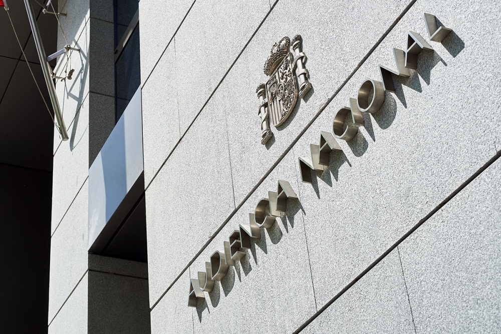 Lokala makthavare från flera olika partier befinns ha tagit emot mutor för att manipulera offentliga upphandlingar till förmån för ett konkret företag.