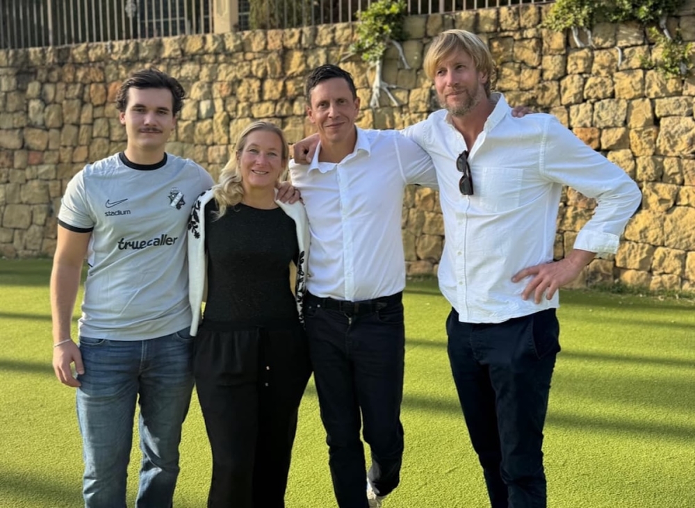 Leo Jiménez-Norrstad och Denise Jiménez-Norrstad från Svenska Skolan Marbella, samt Christopher Magnani och Richard Nordell, verksamhetsansvariga för AIK Fotboll i Marbella. Foto: AIK Fotboll