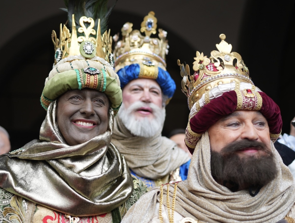Juanma Moreno med de två övriga vise männen i trettondagståget, som representerades av representanter för näringslivet. Foto: @JuanMa_Moreno/X