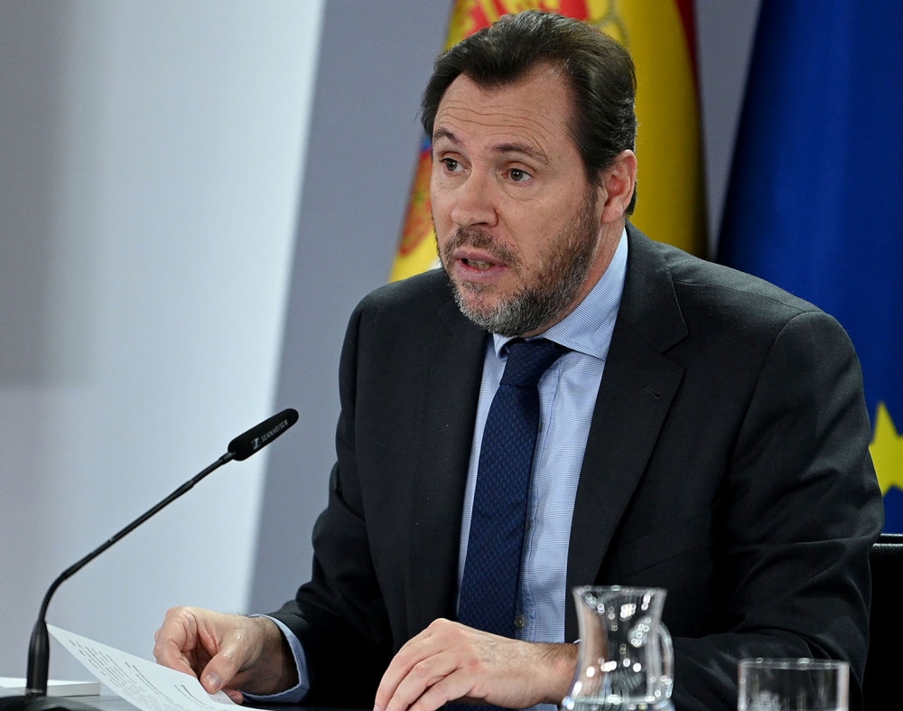 Transportministern &Oacute;scar Puente anl&auml;nde p&aring; m&aring;ndagsf&ouml;rmiddagen till olycksplatsen.