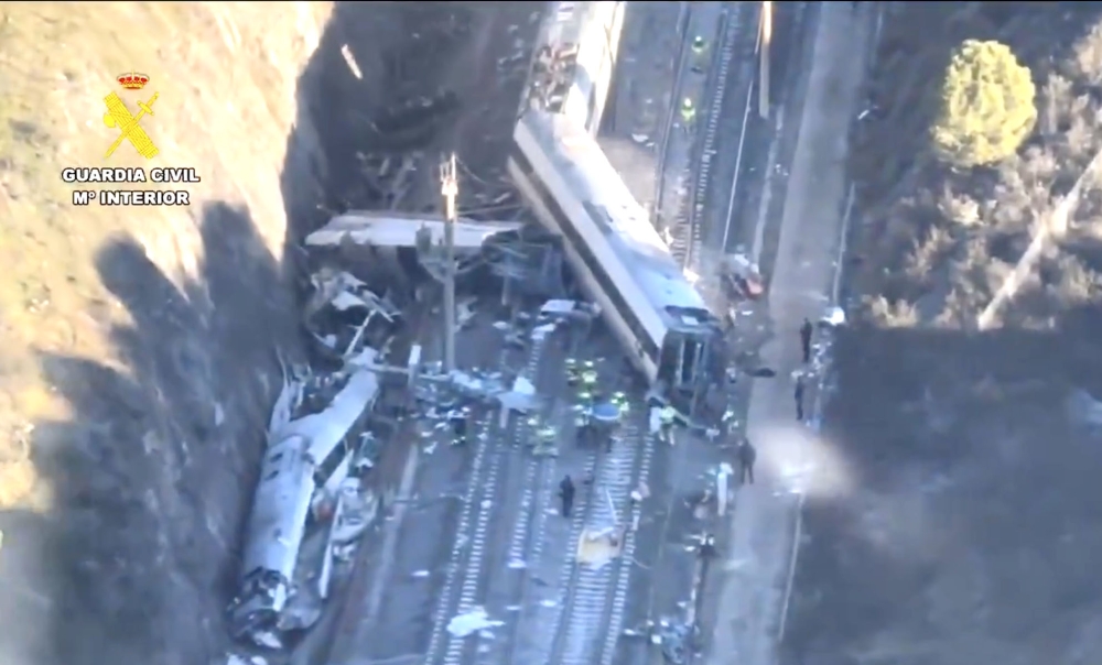 Alviat&aring;get blev kvar vid kollisionsplatsen medan Iryo-t&aring;get stannade 800 meter l&auml;ngre bort. Foto: Guardia Civil