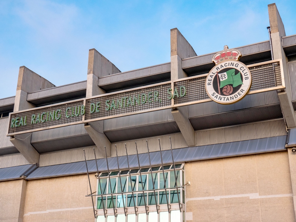 Flera svenska spelare har v&auml;rvats av &rdquo;Racing&rdquo; genom &aring;ren.