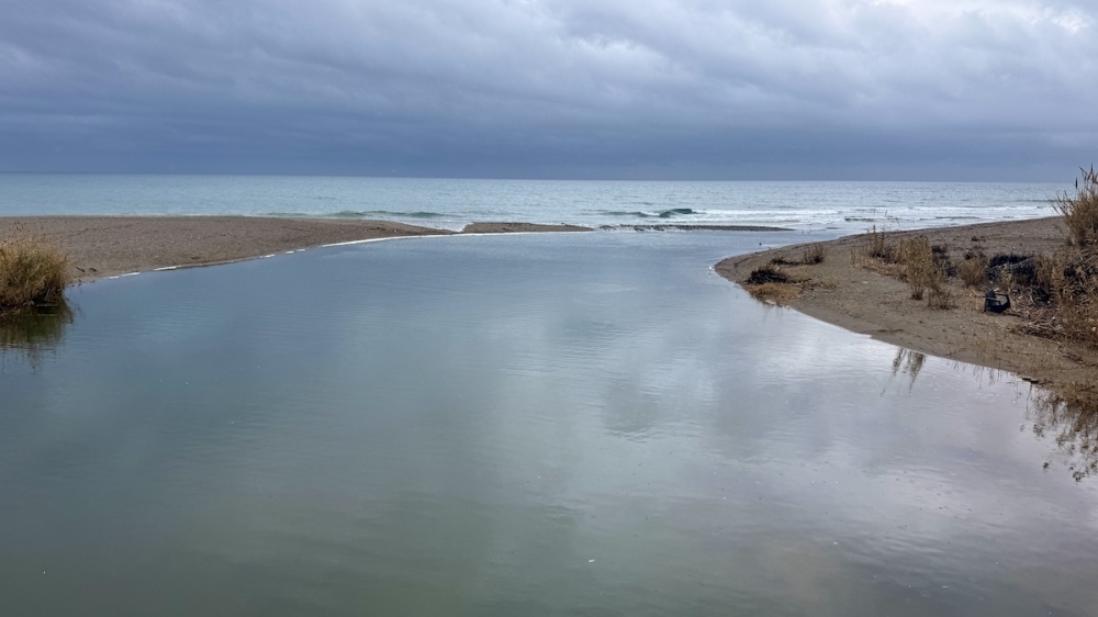 Det är ovanligt och trevligt att se Río Guadalmansa i Estepona mynna ut i Medelhavet, eftersom floden oftast är torr.