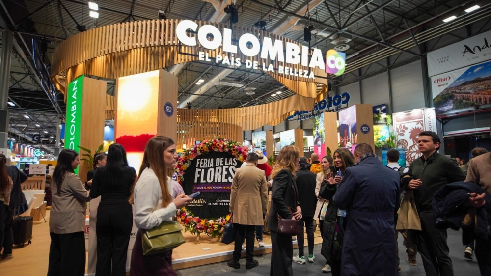 Spanien väntar ett nytt rekordår inom turistbranschen men feststämningen är som bortblåst i årets Fitur i Madrid. Foto: @PROCOLOMBIACO/X