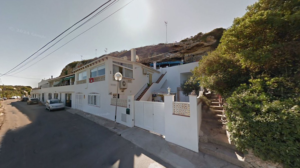 Som en säkerhetsåtgärd har ytterligare fyra familjer i de angränsande husen evakuerats. Foto: Google Maps