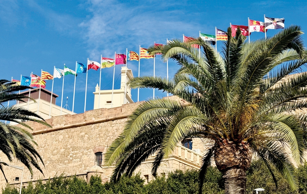 Spanien har förutom 17 autonoma regioner, två autonoma städer, som är exklaverna i Nordafrika Ceuta och Melilla. Den senare har tillhört Spanien i mer än 500 år och rymmer en yta på endast tolv kvadratkilometer.