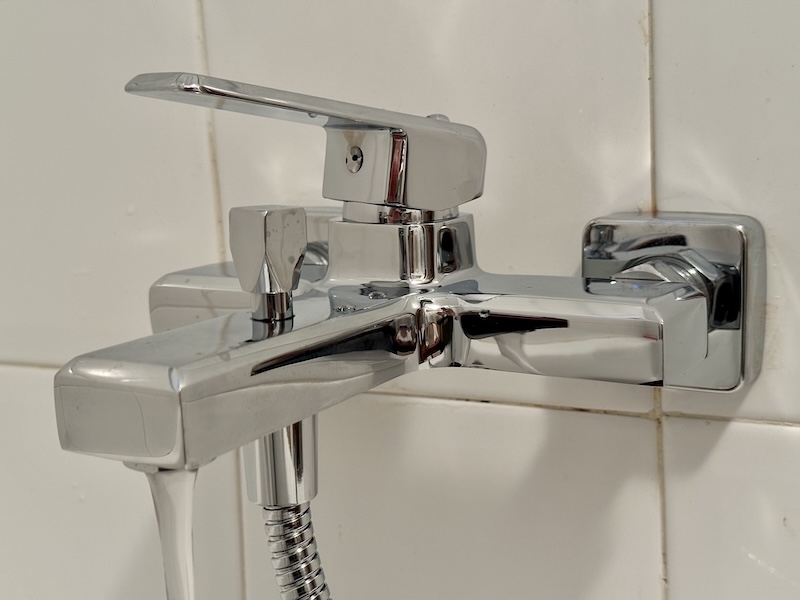 Bli inte förvånad om en ny spolmekanism i toaletten, tvingar dig att även byta ut termostatblandaren i badkaret.