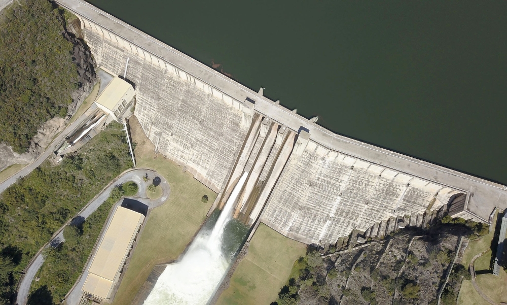 Efter de senaste regnen släpps upp till 28.000 liter vatten per sekund ut från vattenreservoaren La Concepción. (Arkivbild)