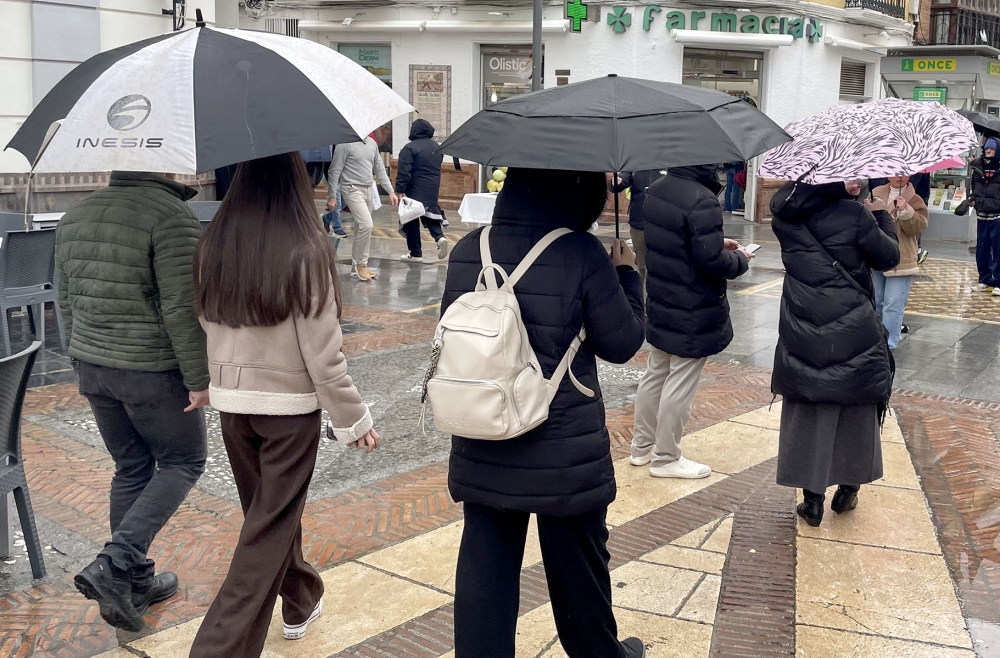 Paraplyer och regnkläder blir en nödvändighet på gatorna när det kraftiga lågtrycket Leonardo drar in över Málagaprovinsen.