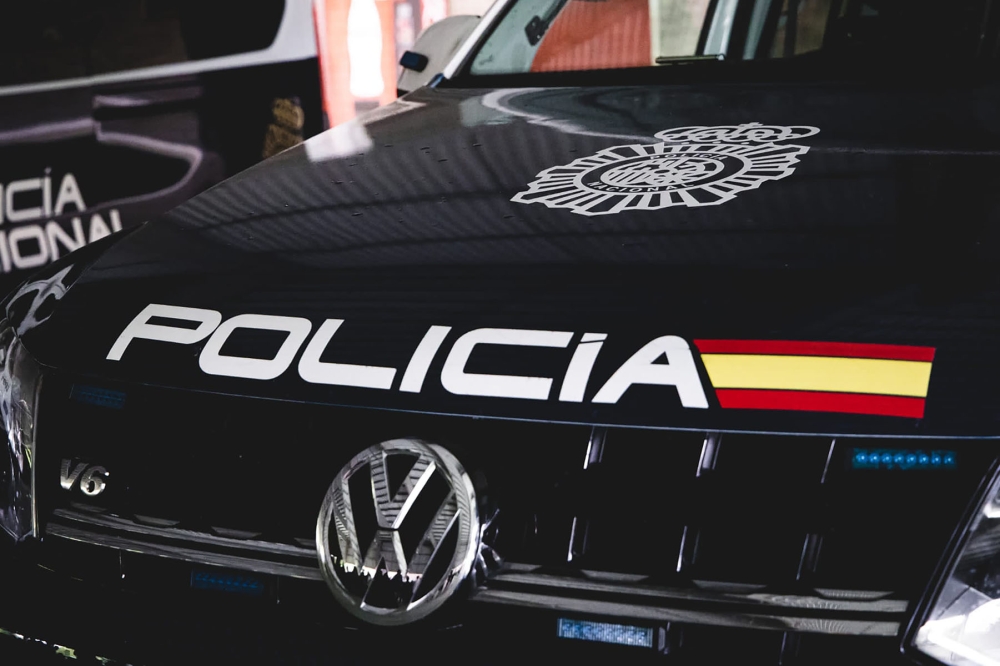 Mannen misstänks ha instruerat minderåriga i att tillverka bomber. Foto: Policía Nacional