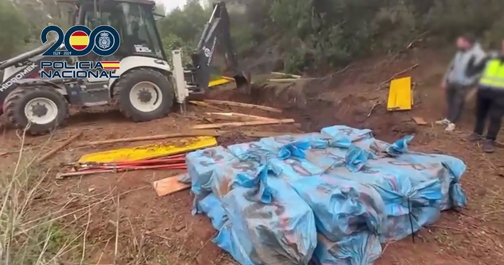 Narkotikan l&aring;g nedgr&auml;vd i ett skogsomr&aring;de n&auml;ra stranden i &ouml;stra Marbella. Foto: Polic&iacute;a Nacional