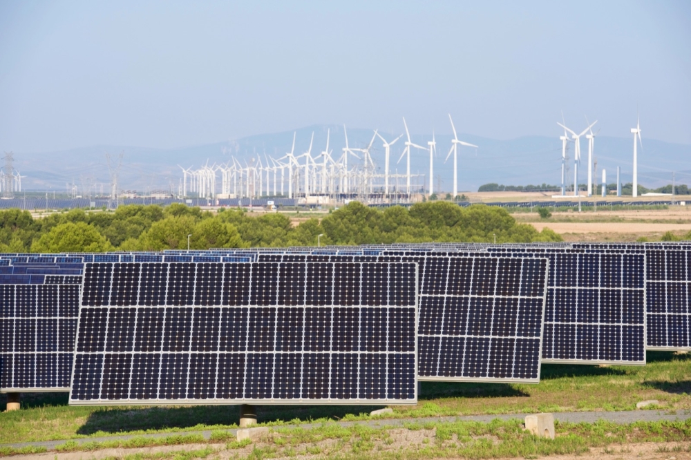 Den spanska energimixen med sol, vind och kärnkraft bidrar till stabilare elpriser trots global osäkerhet.